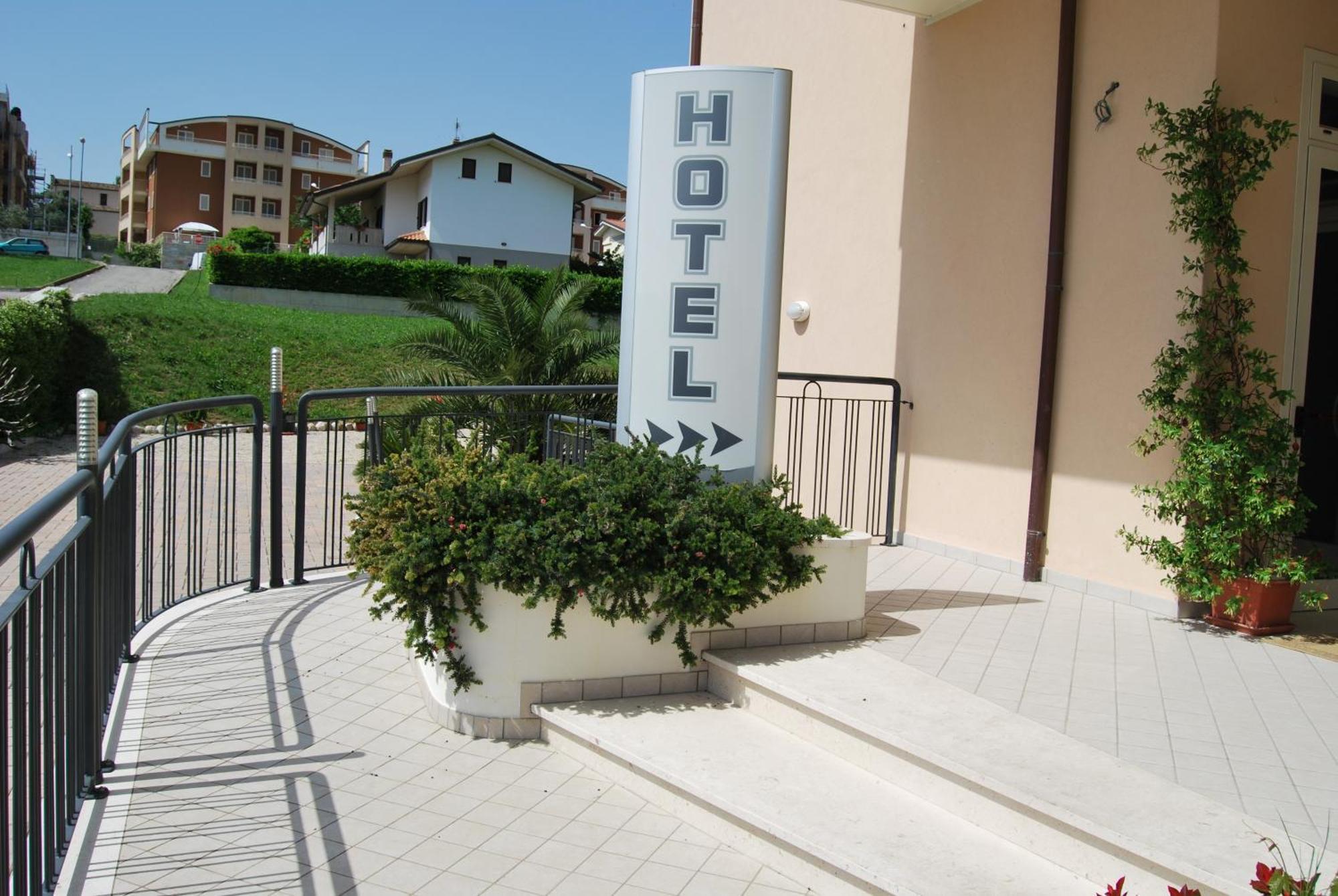 Hotel Europa Nereto Kültér fotó